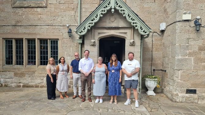 戈登·穆迪欢迎国会议员亚历克斯·巴林格参观雷迪奇旗舰设施