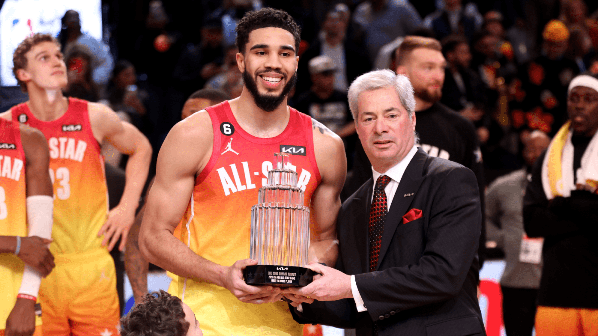 2023年NBA全明星赛MVP：凯尔特人队的杰森-塔图姆以55分创造得分记录后获得荣誉