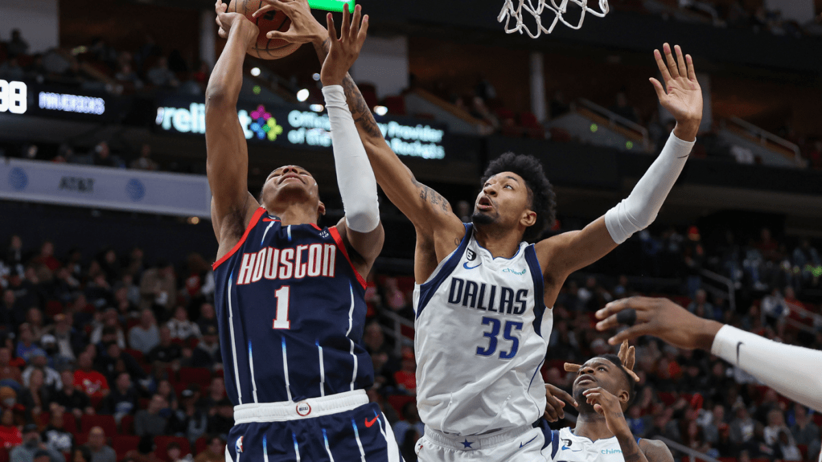 小牛队的克里斯蒂安-伍德作为首发球员，正在完成每一项任务，包括在防守上做出更多努力