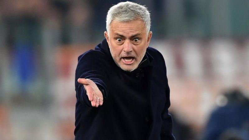 穆里尼奥在罗马队令人震惊的失利中失去冷静后被红牌罚下：