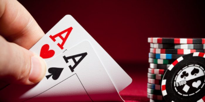 迈克-波斯特尔在比洛克西现场比赛中击中了扑克桌