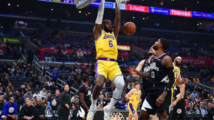 勇士将勒布朗赶下台，对最新的壮举表示赞叹