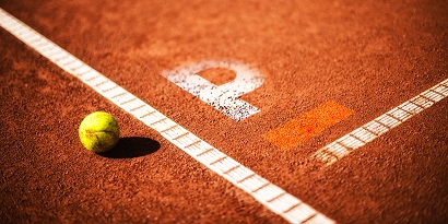 哪些网球选手在慢速球场上表现得更好？