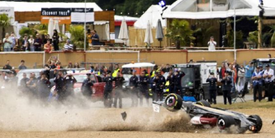 F1银石大奖赛|周冠宇|亚历克斯·阿尔|发生碰撞后被送去医疗检查|两名选手都很清醒