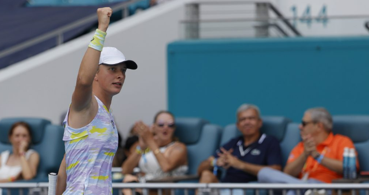 在举起今年法网奖杯后,斯瓦泰克现在是法网两届冠军。