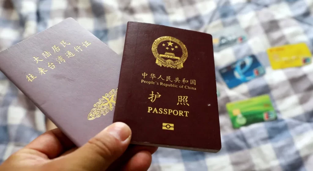 2020年7月23日,重庆,民警在犯罪嫌疑人住处查获的大陆居民往来台湾通行证、中华人民共和国护照及银行卡