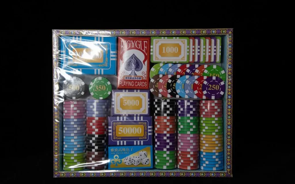 当地时间2021年3月22日,马拉西亚雪兰莪州,当地一家寿衣店内的纸扎赌博玩具