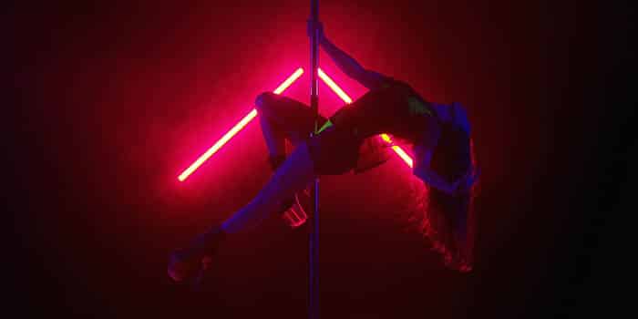 这家脱衣舞俱乐部为陷入困境的政府官员提供免费大腿舞