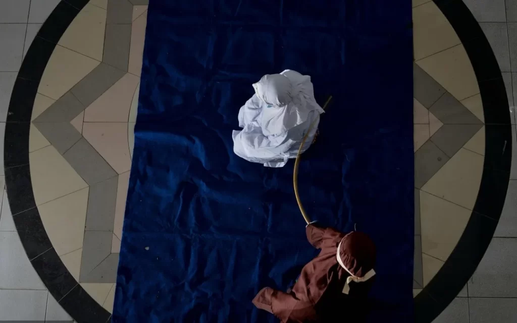 当地时间2020年12月7日,印度尼西亚,一名被指控参与赌博的男子被当众实施藤条杖罚