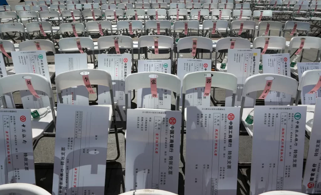 2021年6月6日,武汉,受骗群众从武汉警方领到被骗款项