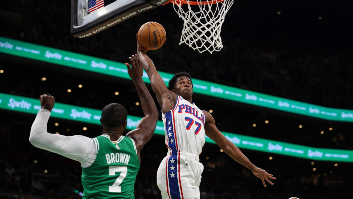 76人队新秀VJ·埃奇科姆在对阵凯尔特人的惊艳NBA首秀中 | 打破勒布朗·詹姆斯与艾伦·艾弗森共同保持的纪录