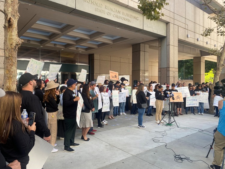 加州扑克室抗议活动成为部落与州政府就发牌员及二十一点规则持续争执的最新篇章