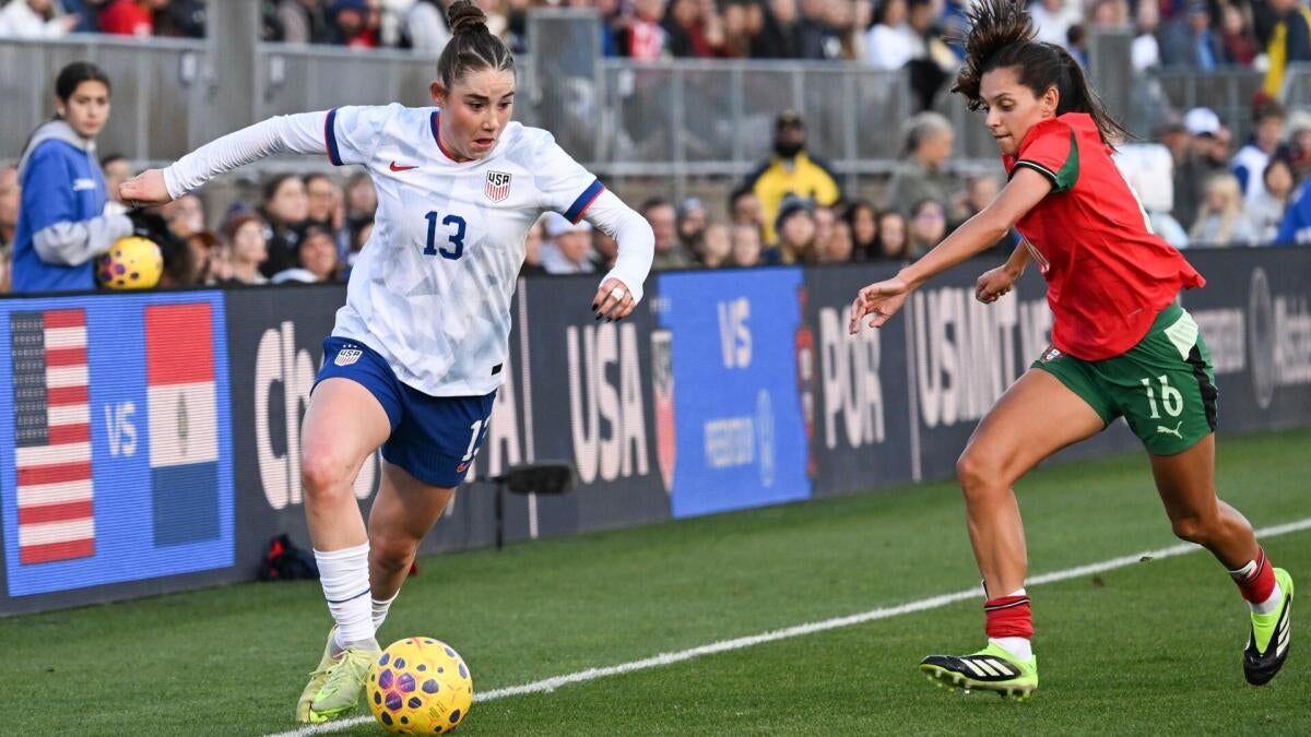 美国女足主帅艾玛·海耶斯执教时着眼长远 | 但美国足球的未来或许就在当下