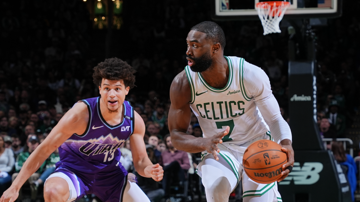 凯尔特人队杰伦·布朗因末节对阵爵士队未判犯规怒斥裁判