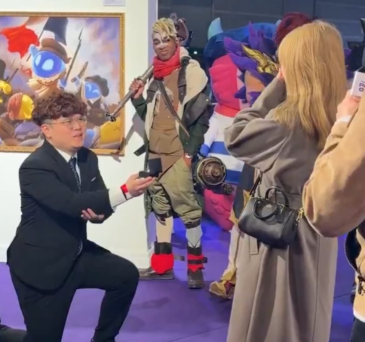 《英雄联盟 | 英雄联盟》巴黎公开赛求婚现场暖心爆表