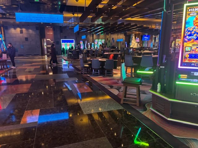 迈克尔·杜克·汤姆森在手铐中醒来背负7.5万美元债务后起诉亚里亚赌场