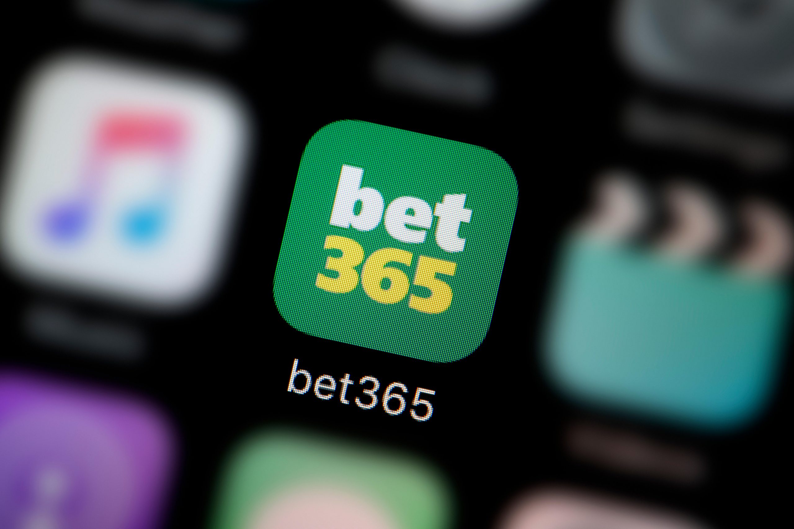 Bet365转向受博彩监管市场致2024 | 25财年集团亏损4300万英镑